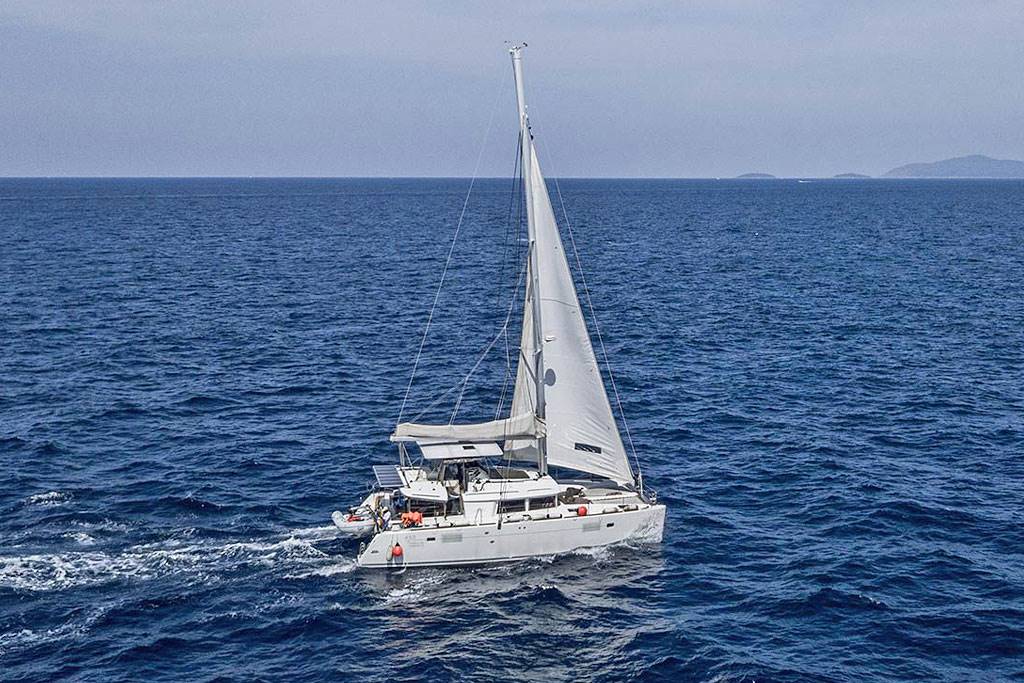 Catamarán Privado Lagoon 450F